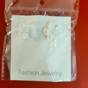 Fashion Jewelry white flower stud earrings with pearls in the center.